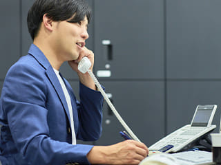 お問い合わせを受け付けるエデンホームのスタッフ