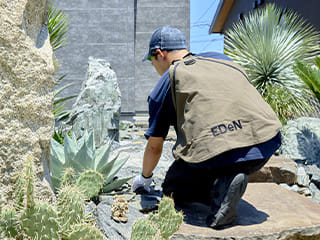 外構・エクステリア・庭の施工・工事を行うスタッフ