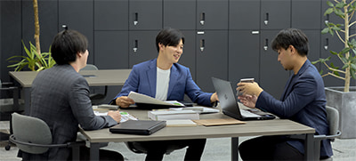 外構のデザインについて話し合うエデンホームの社員