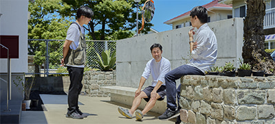 エデンホームが施工したモダンな外構・エクステリアの多目的スペースで語り合う人たち