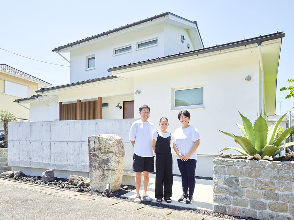 エデンホームが施工した福岡県福津市のモダンなデザインの外構・エクステリアとそこに暮らすご家族