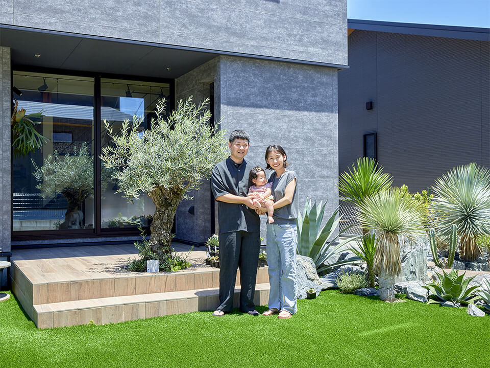 エデンホームが施工した福岡県宗像市の緑に囲まれた美しい外構・庭とそこに暮らすご家族