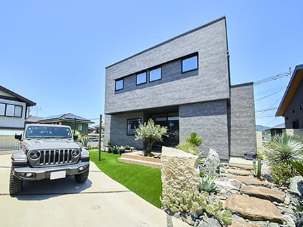 天然の岩石をふんだんに使用した沢山の緑に囲まれた美しい外構・庭