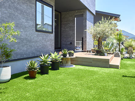 緑豊かな外構・庭。乾燥地帯植物をはじめとした多様な植栽・植物が植えられている。