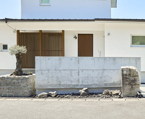 エデンホームが施工した福岡県の住宅。多目的スペースを備えたモダンなデザイン外構となっている。左に植えられているのはオリーブの木。