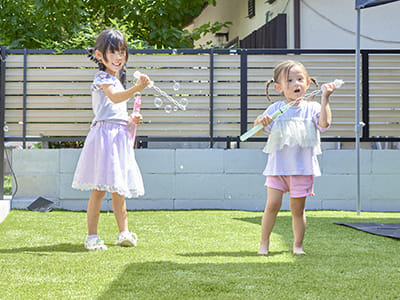 プライベートガーデンで遊ぶ子供たち