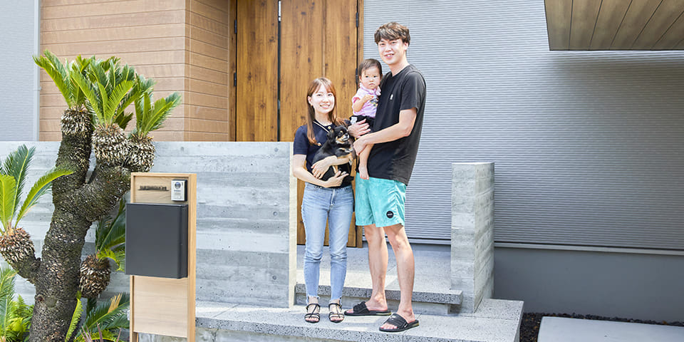 エデンホームで外構・エクステリアの施工を行った佐賀県基山町のご家族とその住宅