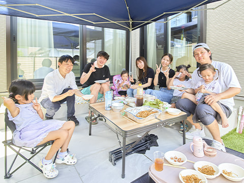 プライベートガーデンで友人・家族が集まってバーベキュー