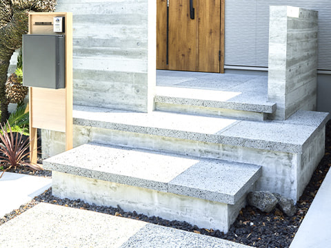 エデンホームがこだわって調整を行った玄関アプローチの階段。カーポートに止めた車からの乗り降りを邪魔しない設計となっている。