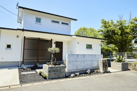 福岡県福津市E様宅の新築外構 – 多目的スペースを備えたモダンなデザイン外構