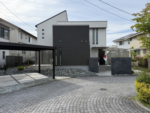 佐賀県鳥栖市T様邸 外構リフォーム-重厚感あふれる門柱造作とロックガーデン風の外構