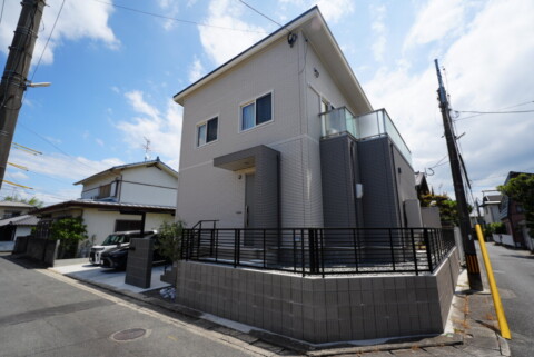 福岡県福岡市南区南大橋-タイル門柱×カーポート×人工芝テラス　高低差を活かしたグレーベースの新築外構